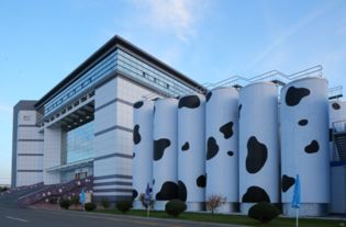 蒙牛獲評(píng)中國商業(yè)改革開放40年功勛企業(yè) 卓越投資管理與時(shí)代同行的典范
